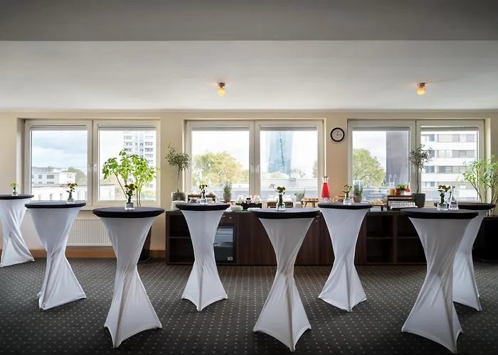 Hotel Motel One Frankfurt-Riverside